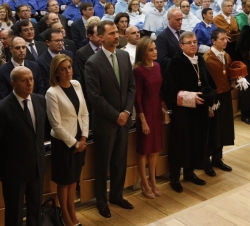 Sus Majestades los Reyes en la primera fila de asientos, durante la interpretación del "Veni Creator Spiritus", por parte del Coro del Conse